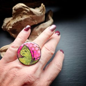 Bague metamorphose bague unique artisanale papillon et fond fushia