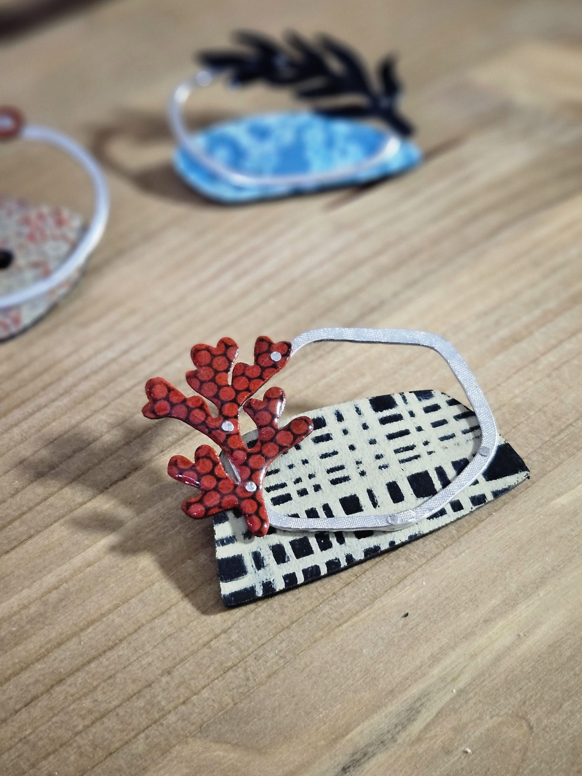 broche contemporaine graphique