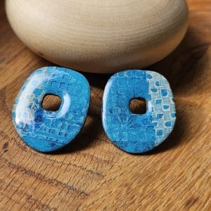 Boucles d’oreilles graphiques bleues en pâte polymère