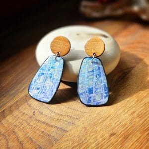 boucles d'oreilles crées entièrement à la main en pâte polymère et bois de merisier