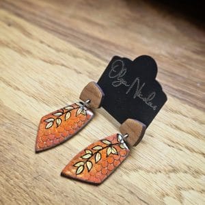 boucles d'oreilles crées entièrement à la main en pâte polymère et bois de merisier