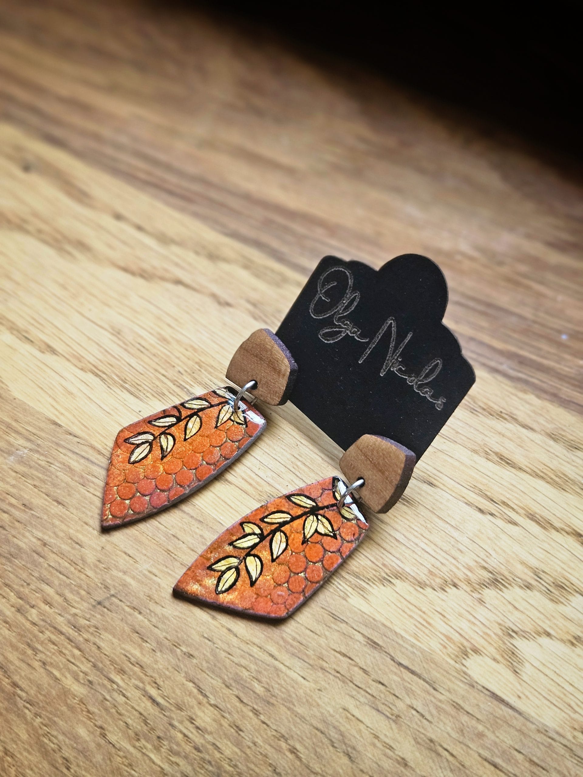 boucles d'oreilles crées entièrement à la main en pâte polymère et bois de merisier